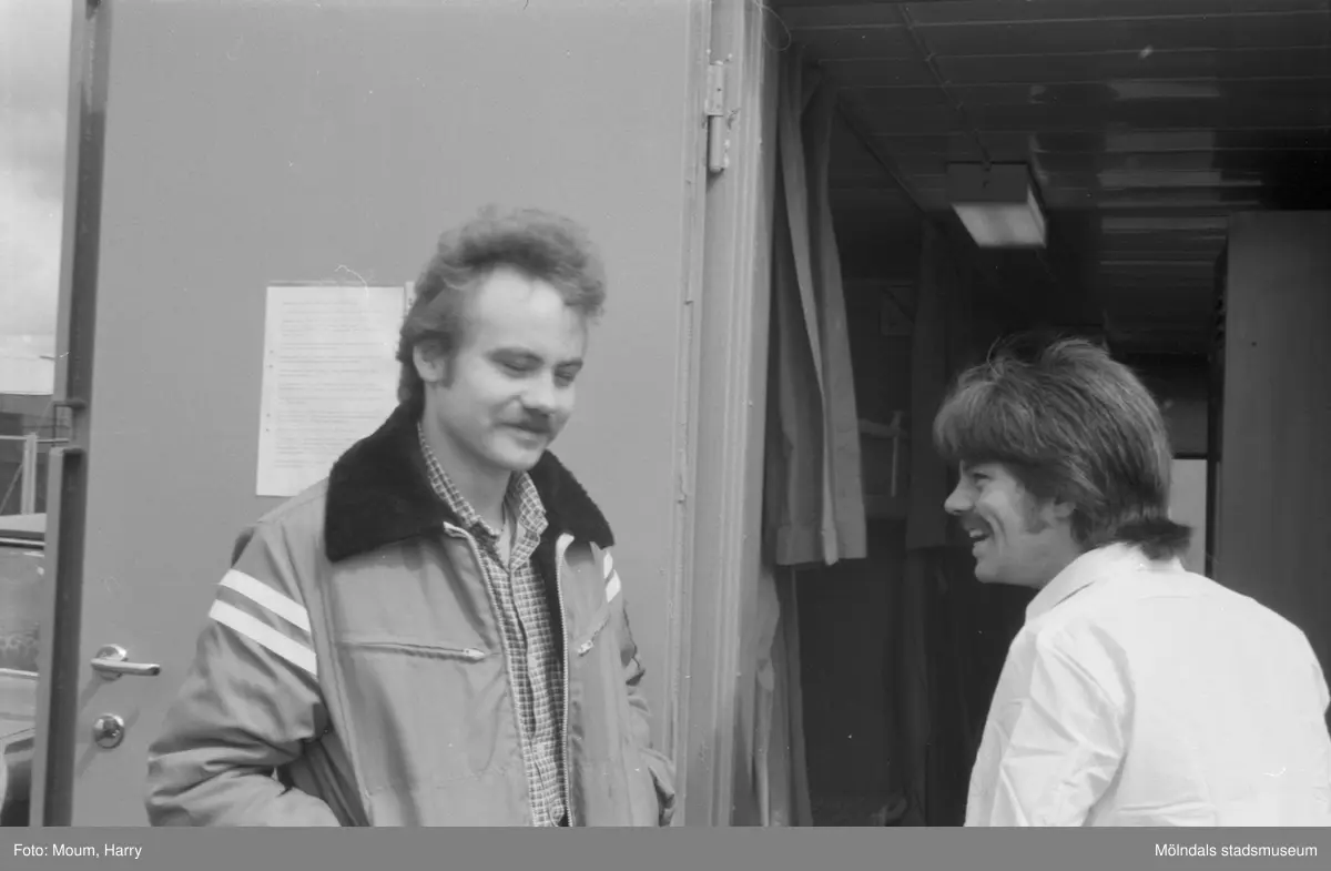 Campare vid Åby camping i Mölndal, år 1984. "Jon Are Santorv och Bjarte Henanger, två killar från Bergen på hemväg från semester i Danmark.
- Vi anlände till campingen strax före stängningsdags, säger de. Trötta som vi var passade containerstugan oss som hand i handske. Vi orkade inte med tält och sovpåse just då, tyckte de, medan de gned sömnen ur ögonen."

För mer information om bilden se under tilläggsinformation.
