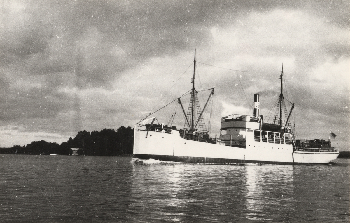 Lastångfartyget KOLGA den 18.8.1927 i Tenösund