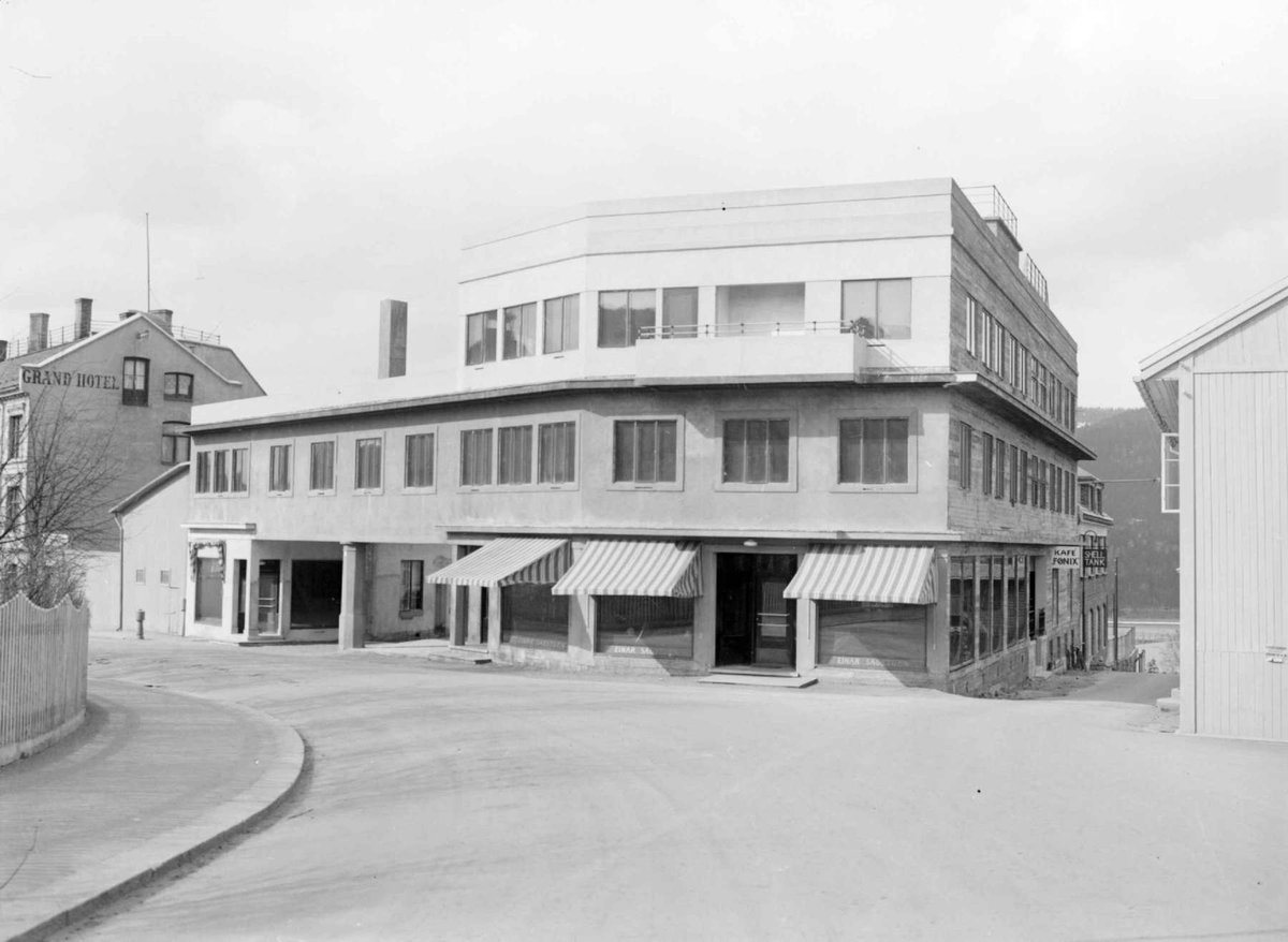 Grand hotel og Funkisgården. Nymosvingen.