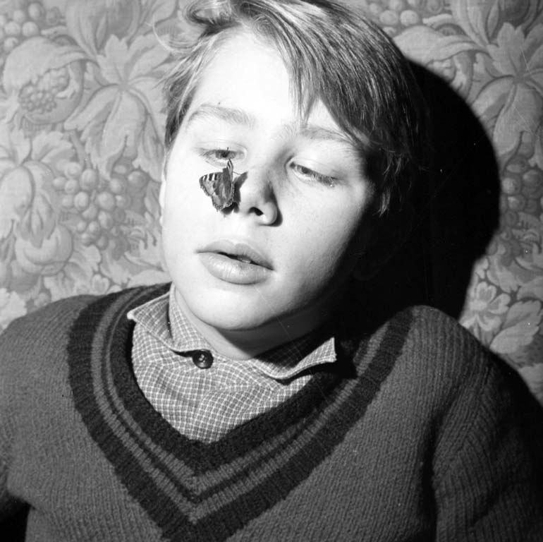 Enligt notering: "Pojke med fjäril 27/1 1960".