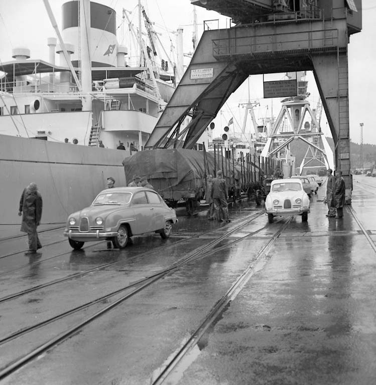 Enligt notering: "Bilar Lastas i Hamnen Aug -60".