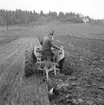 Plöjning med hjälp av en Grålle med påkopplad tvåskärig plog, Forshälla oktober 1960