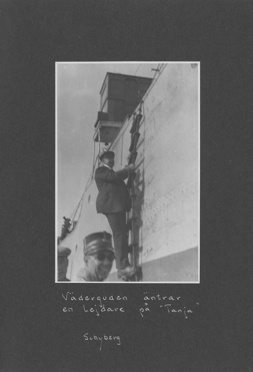 Svenska Spetsbergsexpeditionen 1928, band 3.    Band 3 av 5 dokumentationsalbum från svenska Spetsbergsexpeditionen år 1928, där Umberto Nobile och besättningen på luftskeppet Italia räddades.  48 fotografier monterade på 26 albumblad.    Motiv: I lägret i Kings Bay, hemresa via Narvik.  Personer, fartyg, natur, omgivningar, mm.