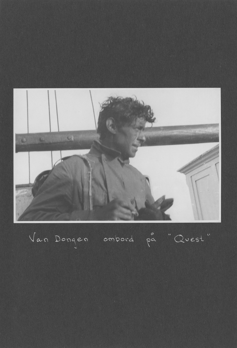 Svenska Spetsbergsexpeditionen 1928, band 3.    Band 3 av 5 dokumentationsalbum från svenska Spetsbergsexpeditionen år 1928, där Umberto Nobile och besättningen på luftskeppet Italia räddades.  48 fotografier monterade på 26 albumblad.    Motiv: I lägret i Kings Bay, hemresa via Narvik.  Personer, fartyg, natur, omgivningar, mm.