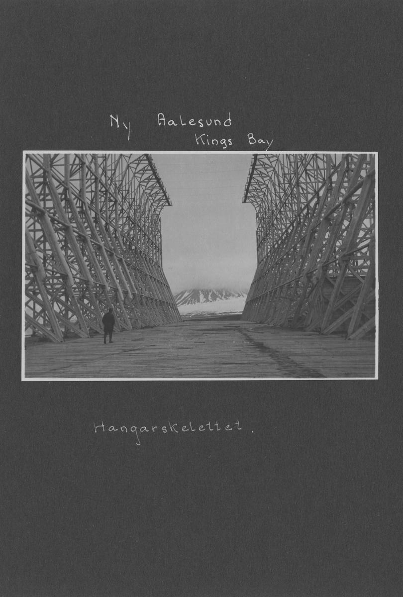 Svenska Spetsbergsexpeditionen 1928, band 3.    Band 3 av 5 dokumentationsalbum från svenska Spetsbergsexpeditionen år 1928, där Umberto Nobile och besättningen på luftskeppet Italia räddades.  48 fotografier monterade på 26 albumblad.    Motiv: I lägret i Kings Bay, hemresa via Narvik.  Personer, fartyg, natur, omgivningar, mm.