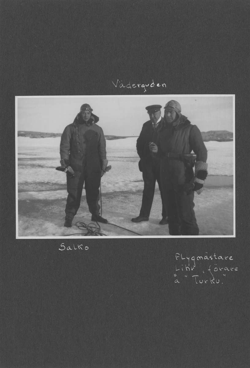 Svenska Spetsbergsexpeditionen 1928, band 5.    Band 5 av 5 dokumentationsalbum från svenska Spetsbergsexpeditionen år 1928, där Umberto Nobile och besättningen på luftskeppet Italia räddades.  Fem stycken blå-gröna album i konstläder.  35 fotografier monterade på 25 albumblad.    Motiv: Virgohamn, Spetsbergen, Narvik.  Personer, fartyg, natur, omgivningar, mm.