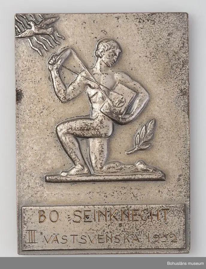 24 st medaljer/plaketter för pris i olika fototävlingar till Bo Seinknecht;  Mästartävlan, Riksfototävlingen, Uddevalla Fotoklubb, Västsvenska  mellan åren 1941 och 1959 .