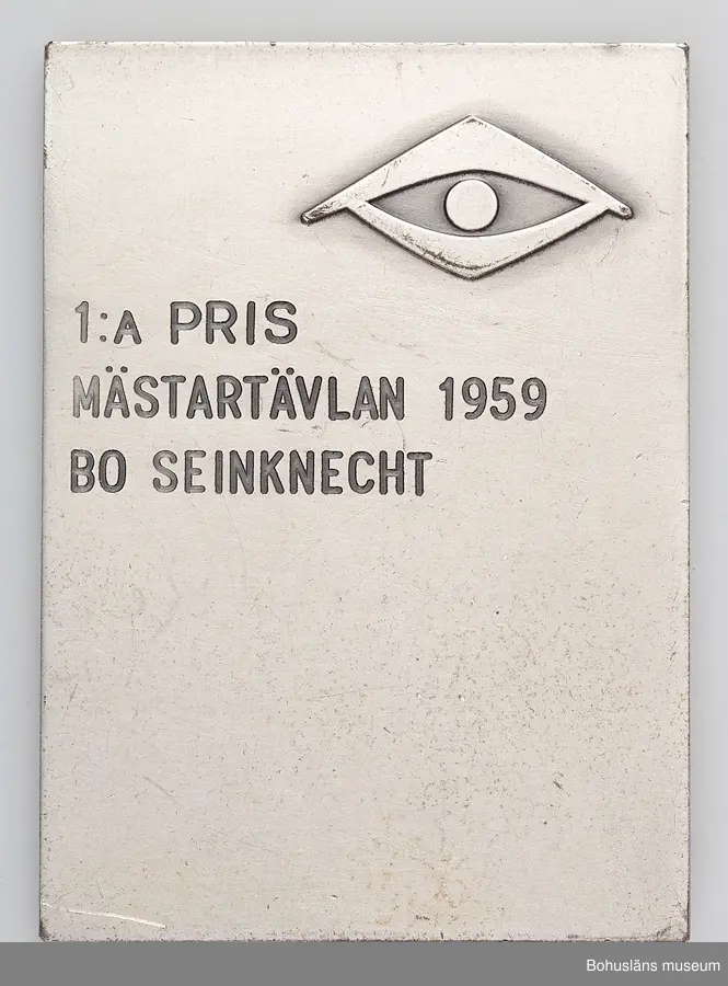 24 st medaljer/plaketter för pris i olika fototävlingar till Bo Seinknecht;  Mästartävlan, Riksfototävlingen, Uddevalla Fotoklubb, Västsvenska  mellan åren 1941 och 1959 .