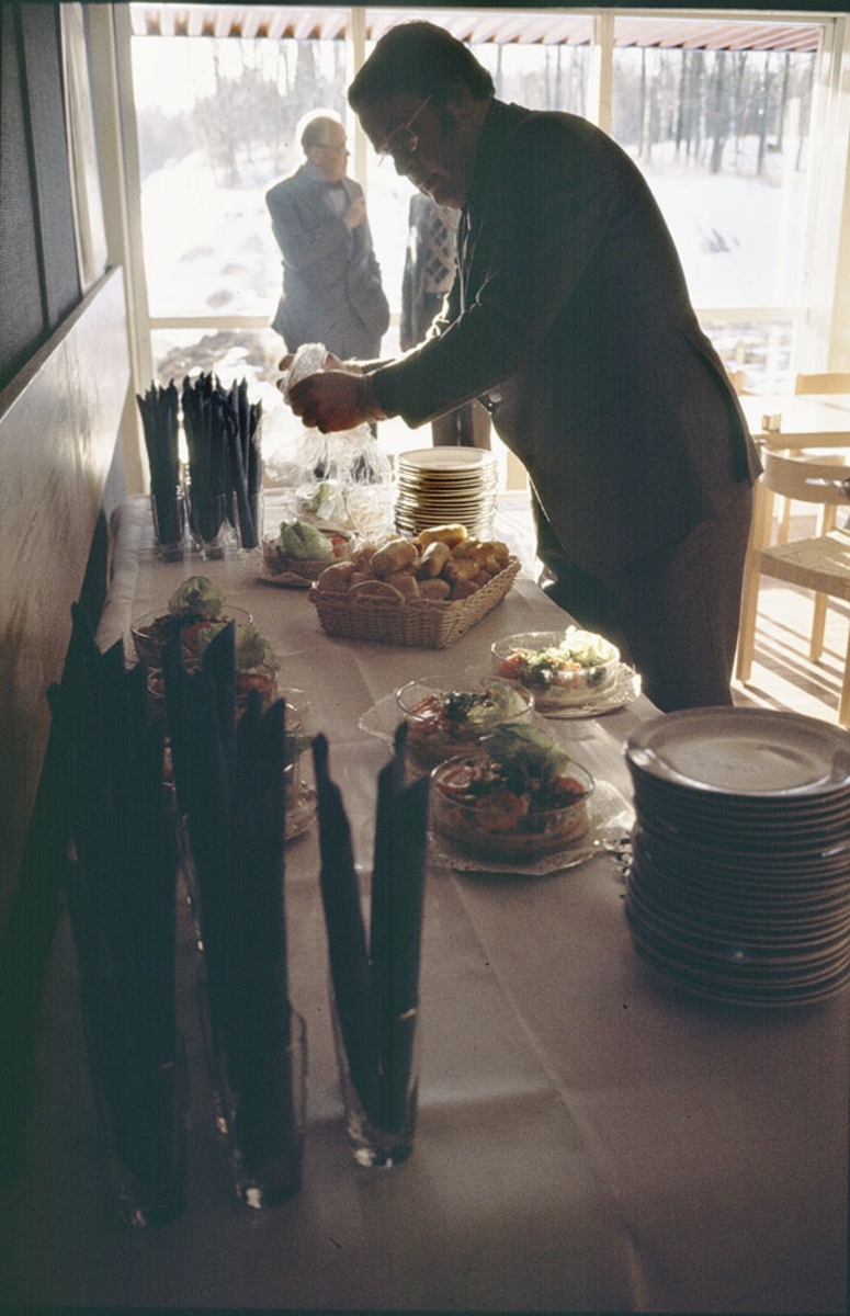 Besökare i Albin Marins anläggning i Gustavsvik, Kristinehamn, vid invigningen 23 januari 1976.