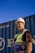 Lossning vid containerterminalen Frihamnen i Stockholm.
Mansperson med namnet Lasse textat på skyddshjälmen.