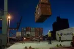 Lossning vid containerterminalen Frihamnen i Stockholm.