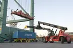 Lossning vid containerterminalen Frihamnen i Stockholm.