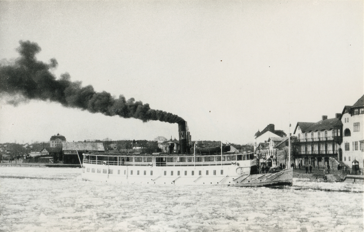 Skärgårdsångaren SALTSJÖN vid Vaxholm vintern 1926.