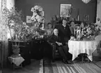 Födelsedagsporträtt - poliskommissarie Herman Bengtsson med familj i hemmiljö, Uppsala 1935