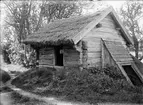 Källarbod - nu på friluftsmuseet Disagården - på ursprunglig plats, Stora Källbo, Tensta socken, Uppland