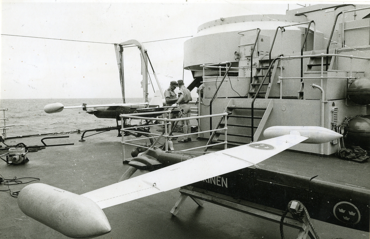Däcksbild från H.M.S. Älvsnabben visande tvänne målrobotar för luftvärnet.