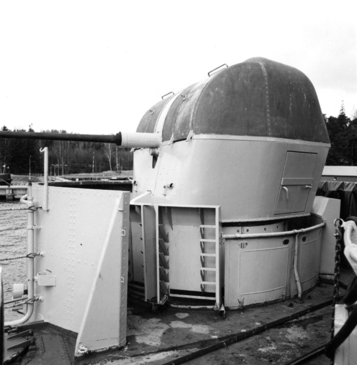 Kanontorn för 40 mm närluftvärn på jagaren SMÅLAND.