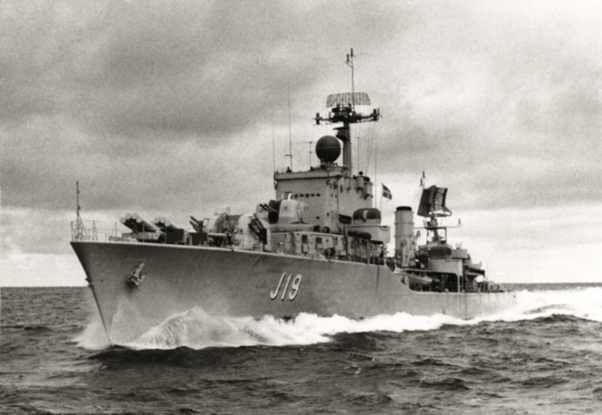 Jagaren SMÅLAND (J 19) under gång.