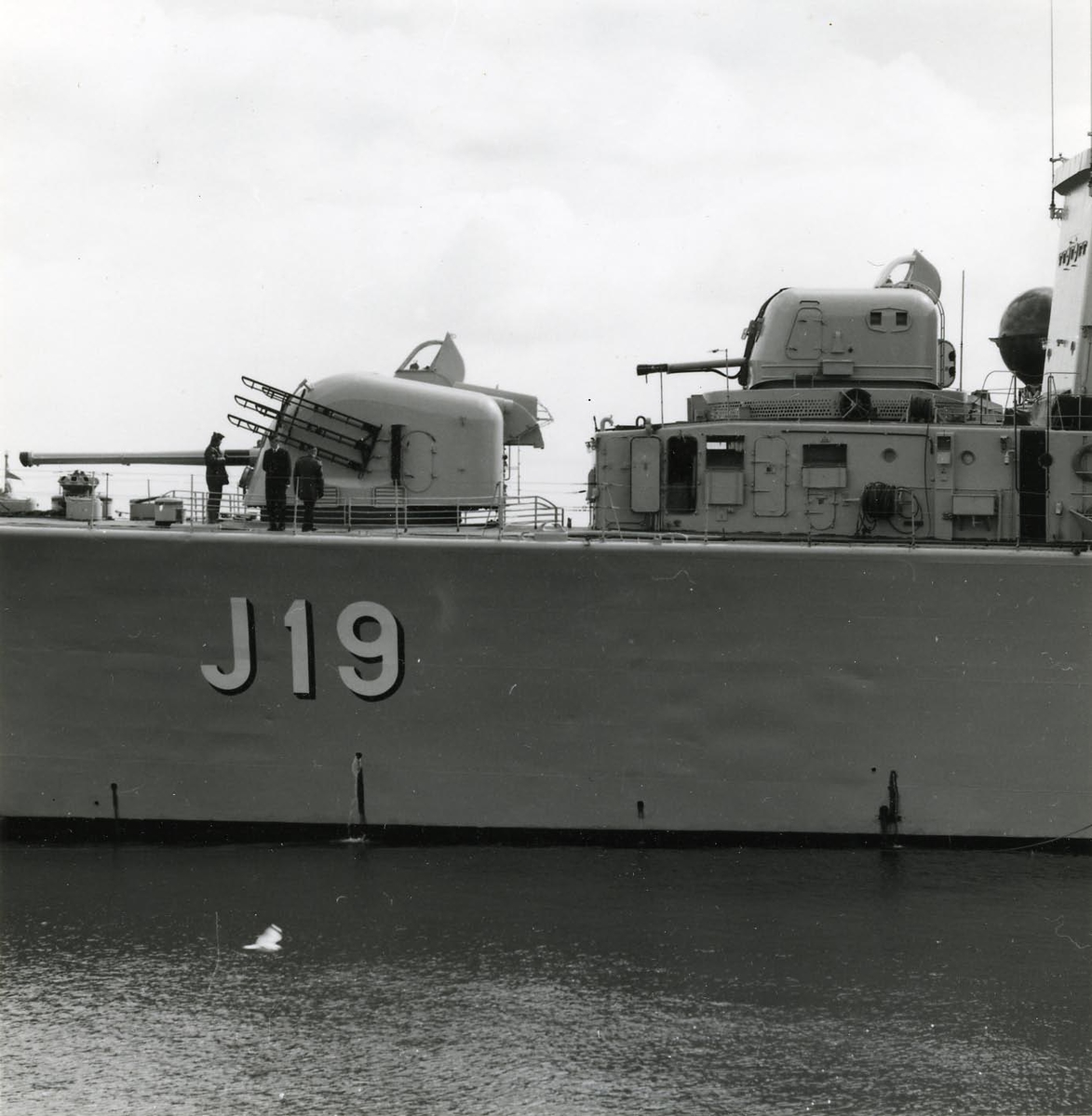 Jagaren Smålands främre artilleri: 2 st 120 mm automatkanon m/50 samt 2 st 57 mm luftvärnsautomatkanon m/50.