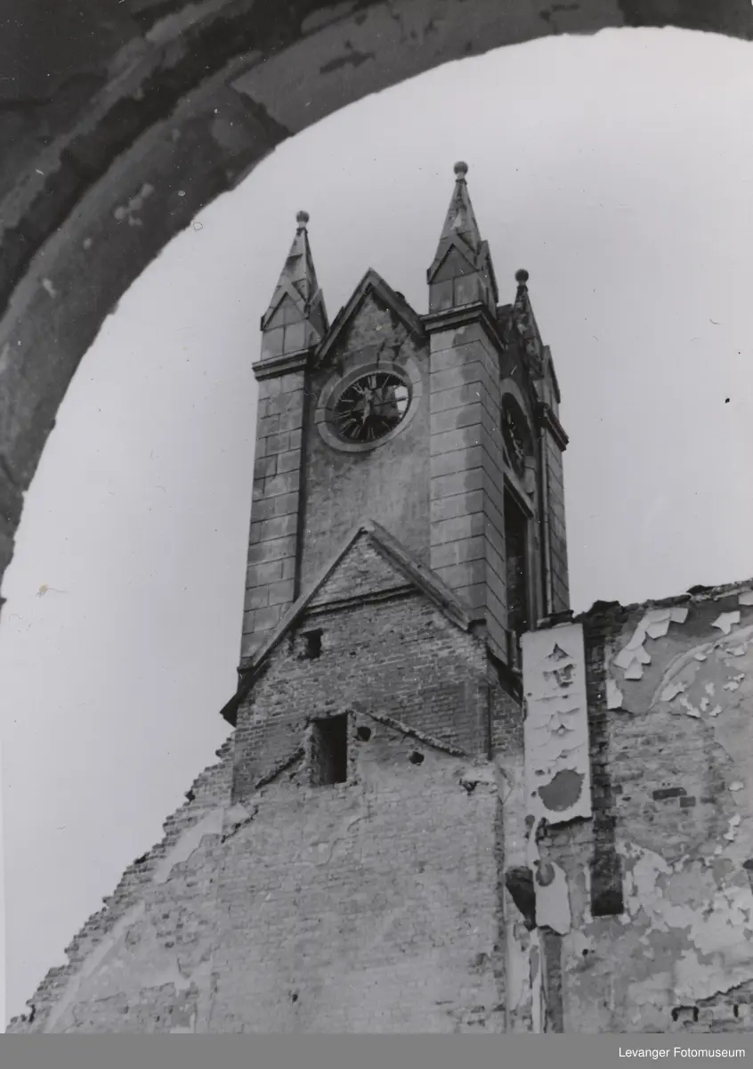 Steinkjer kirke etter bombingen.