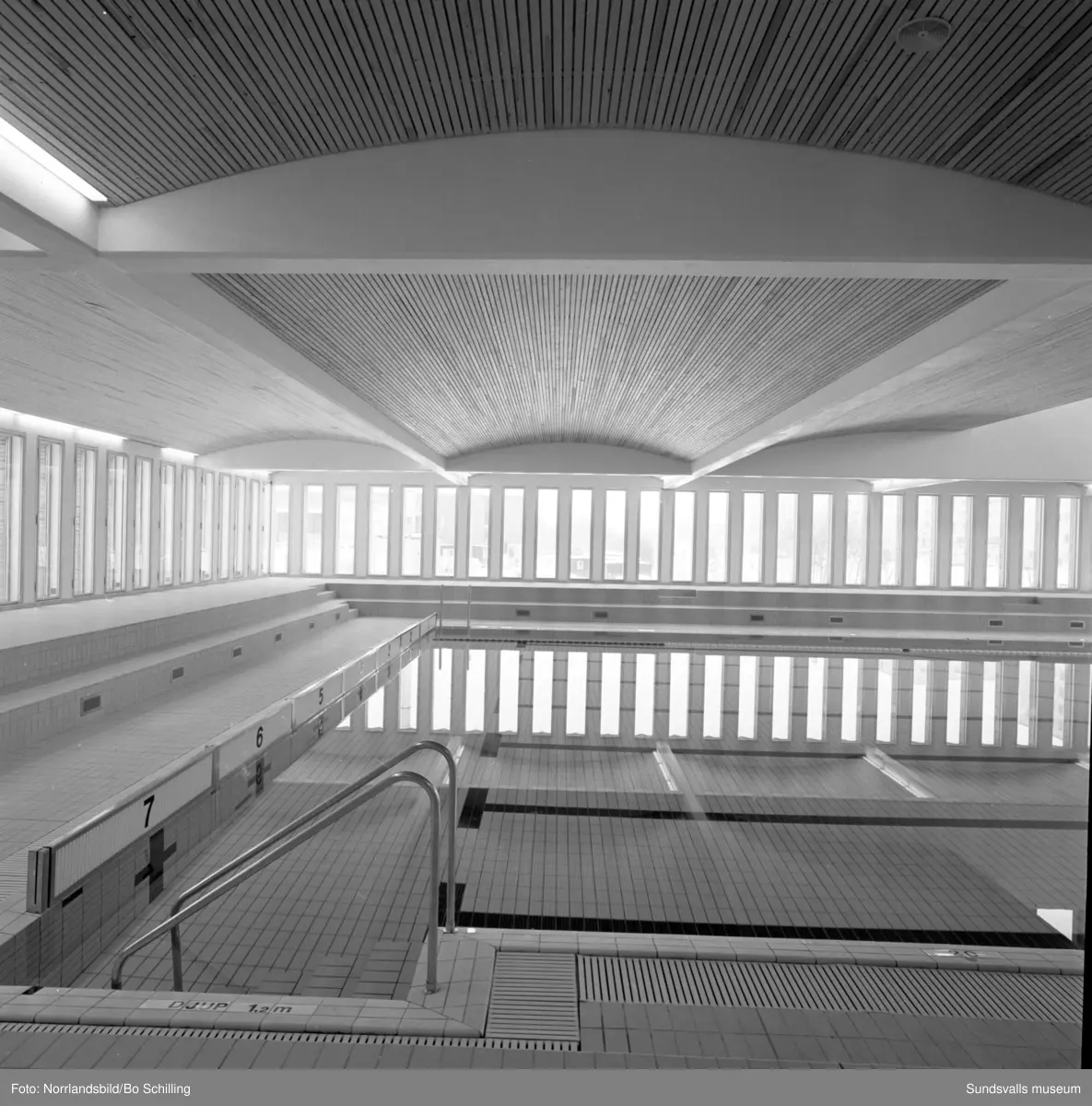 Sporthallsbadet i Sundsvall, exteriör- och interiörbilder.