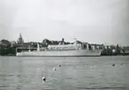 Foto från 1963 visande turist-& passagerarturbinångfartyg ARGENTINA för ankar på Stockholms ström.