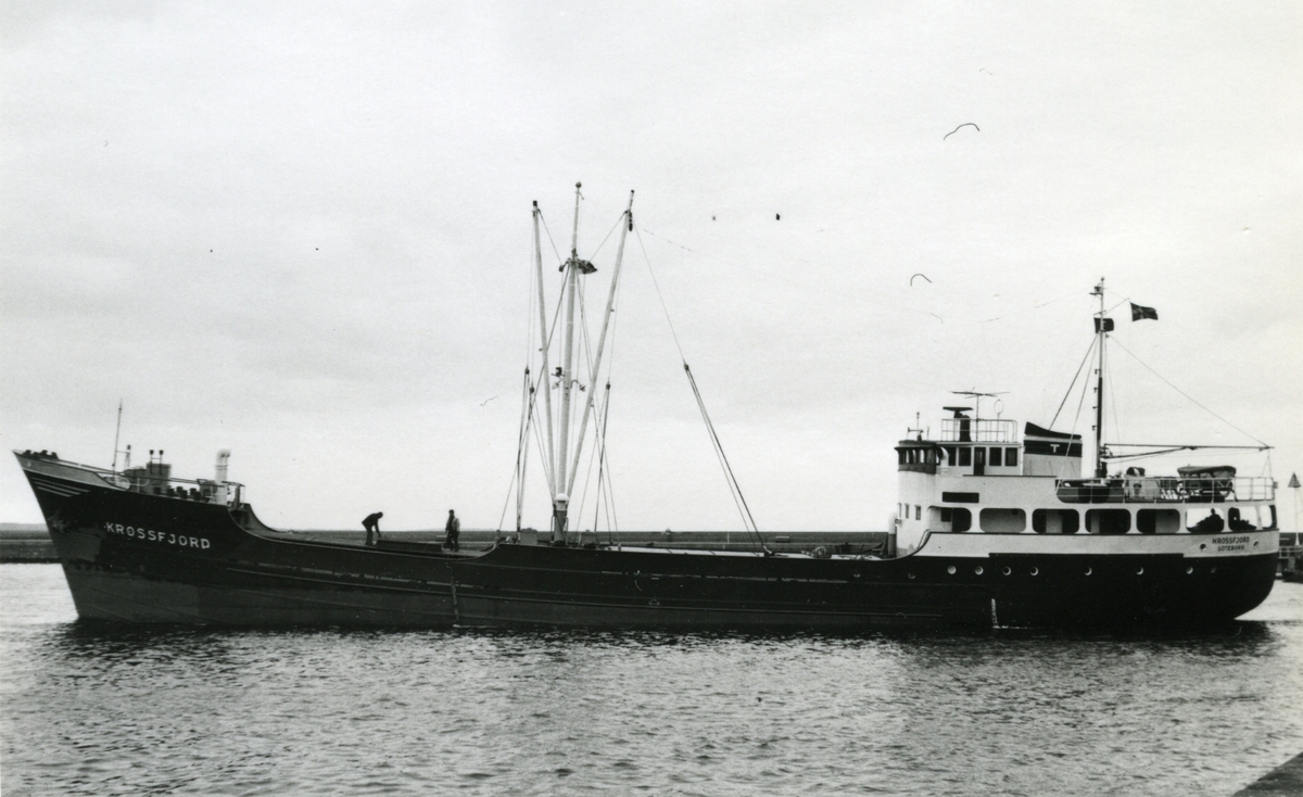Ägare:/1965-74/: Rederi AB Krossfjord. Hemort: Göteborg.