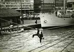 Svenskt örlogbesök i Helsingfors 1960. Barnkalas med vikingaskepp och kabeläntring.