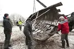 METEOR som legat bortglömd i en åker i många år, tas omhand av två norska bröder. Här sågas hon itu för att kunna fraktas till Norge för renovering. Anders Vaerneus är kontaktperson.