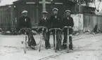 Fyra pojkar från Oskarshamn c:a 1928 vid varvets spruthus återkomna från en cykelsemester till Halmstad. Fr.v. Plåtslagaren Gunnar Lamberg, nitaren Patrik Eriksson, Arbetaren vid Kopparverket, senare polisen, Gustav Nyström och svetsarbasen Harald Berg. Alla utom Nyström var anställda vid Oskarshamns mekaniska verkstad.