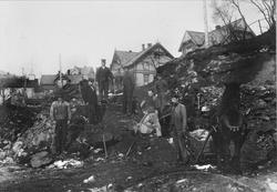 Anleggsarbeidere fotografert nedenfor Giævergården.