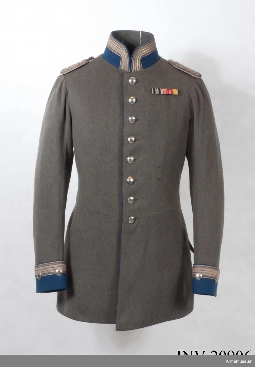 Grupp C I.
Ur uniform för officer vid Ostpreussiska Kyrassiärregementet Nr 3, Graf Wrangel. Armékåren 1918-1919.  Buren av G Hamilton.
Av fältgrått tyg.  Åtsittande med midjesöm. Enradig med åtta knappar. På båda bakfickorna ett tvåuddigt lock, vartdera med tre knappar. På vänster sidan av rocken ett hål med lock för sabel. Foder (övre delen) av grått satintyg. Nedre delen är vit satin. Knappar, silverfärgade, 2 cm i diameter. På bak sidan av knapparna står "extra finkvalitet"." A & S" På bröstet fickorna och ärmuppslagen finns knappar av större modell, på  axlarna av mindre. Krage, upprättstående, med runda vinklar ljusblått tyg med ljusblå passpoal längs övre kanten samt  silvergalon, 3,5 cm bred (med svarta kantband, 0,5 cm breda). Kragen har tre hyskor och hakar samt är fodrad med grönt tyg. Passpoaler, ljusblå längs rockens främre kant och på de bakre fickornas lock samt omkring ärmuppslage. Ärmuppslag rakskurna, av ljusblått tyg, 8 cm höga med silvergalon, 3,5 bred. Galonen är kantad med svarta band, 0,5 cm breda. Längs uppslagens övre kant ljusblå passpoal. Under galonen finns två knappar.
LITT  Das Deutsche Heer, Herb. Knötel, Band IV, sida 83: Regementet grundades år 1717. Arméenalbum I De deutsche armée in ihrer neuen Felduniformen, sid 3: Förändrades fält och freds uniformer infördes 1915-09-21. Sidan 17 och 18. Fullständig beskrivning av Kyrassiärernas vapenrock. Den tredje  bilden visar arméKyrassiärernas uniform. Deutschlands Armée in feldgrauer Kriegs- und Frieensuniform av militäramiraler Paul Cassberg, sid 5: Nya fält- och fredsuniformen infördes för tyska armén 1915-09-21: Bild 12: Modell av uniform för officer vid linjekyrassiärerna. Kyrassiärregemente nr 3 har färgerna vitt och blått enligt das Deutsche Heer. R Knötel, Band III, Kavalleri. Bild 69 och 70.Enl Granberg.