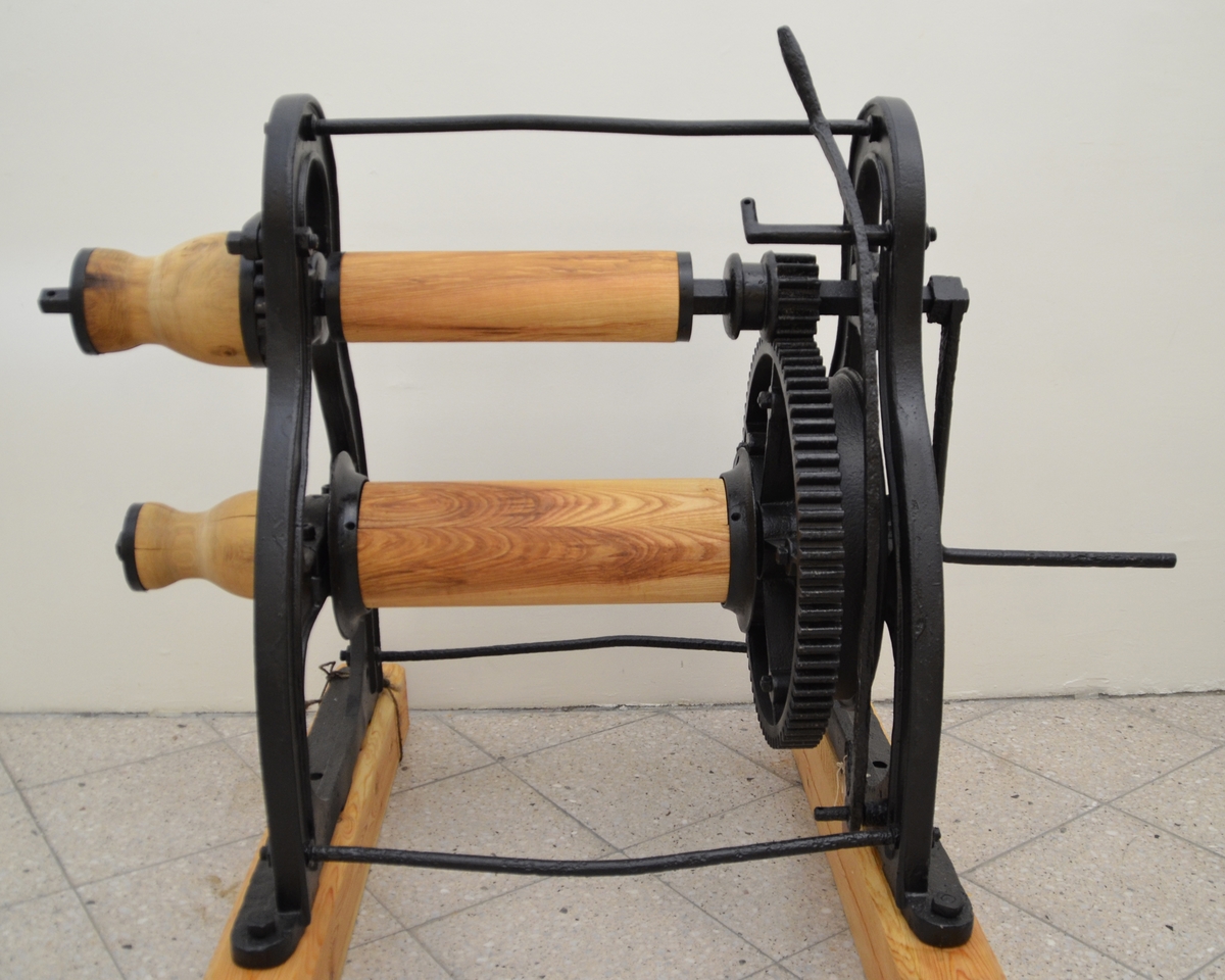 Vinsj/krøpplespel i støypejarn og smijarn med tilhøyrande sveiv og (truleg) bremsestang. Vinsjen har to endesider i støypejarn. Mellom sidane er det to akslinger i smidd jarn og inn mot eine sida tannhjul. På nedste akslingen må det ha vore ein rull i tre. På utsida på eine sida stikk endane på akslingane ut. Her må sveiva ha vore fest. På endestykkane er det restar etter feste for trerullar (nokkar).