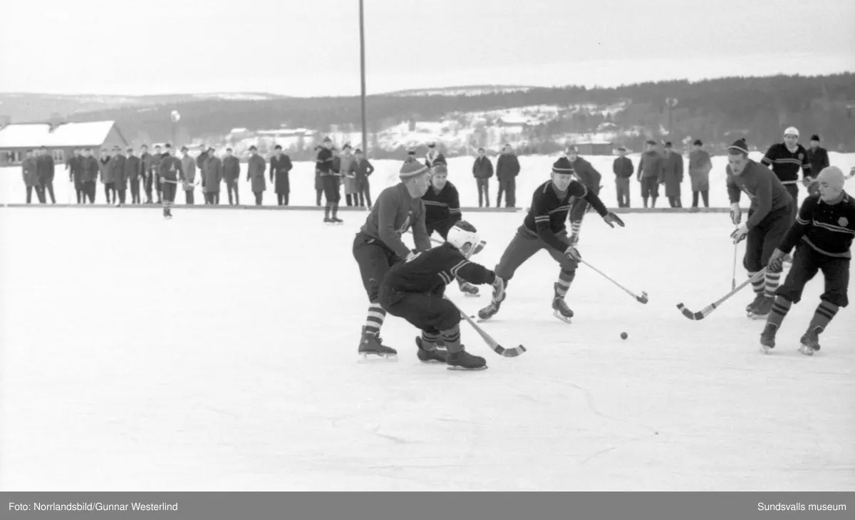 Landskapsmatch i bandy på Midälvaplan i Nacksta, Medelpad-Ångermanland.