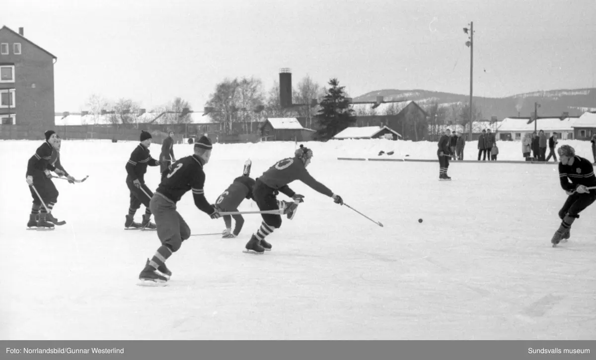 Landskapsmatch i bandy på Midälvaplan i Nacksta, Medelpad-Ångermanland.