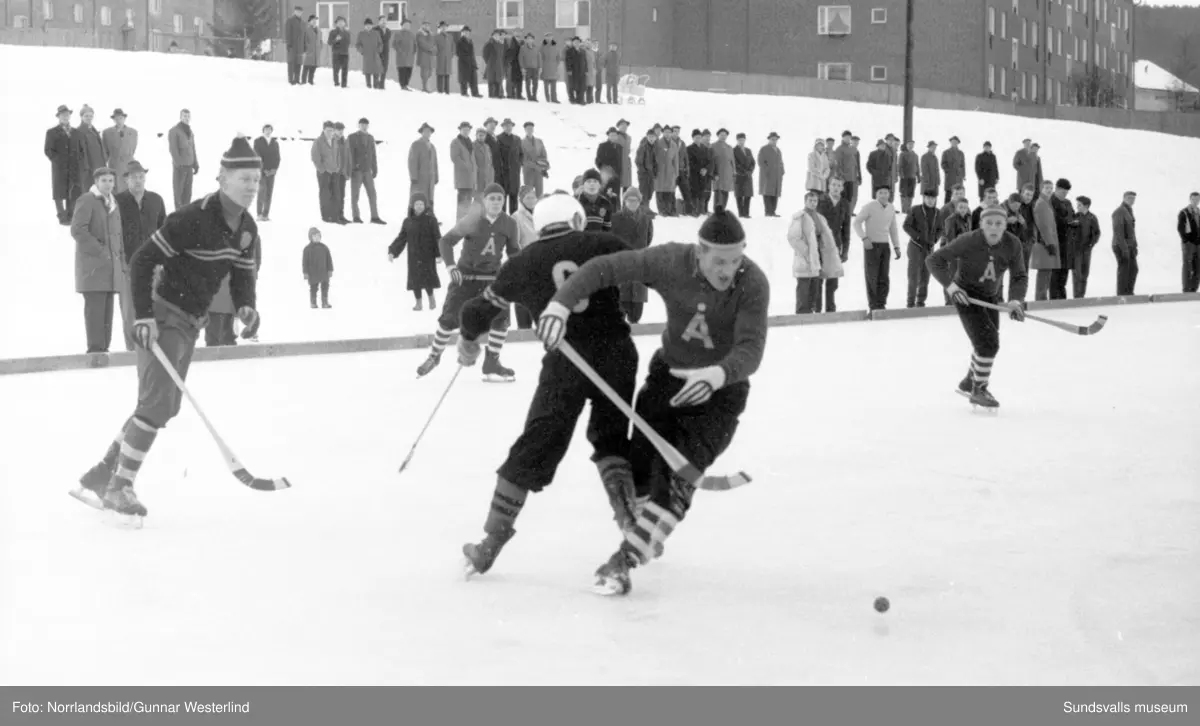 Landskapsmatch i bandy på Midälvaplan i Nacksta, Medelpad-Ångermanland.