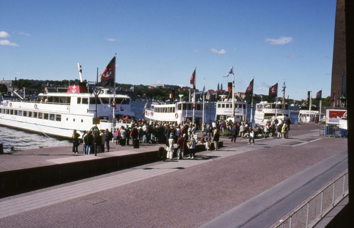 [Text på diaram] STH:CITY TURISTER STRÖMMAR TILL 2001-06-14