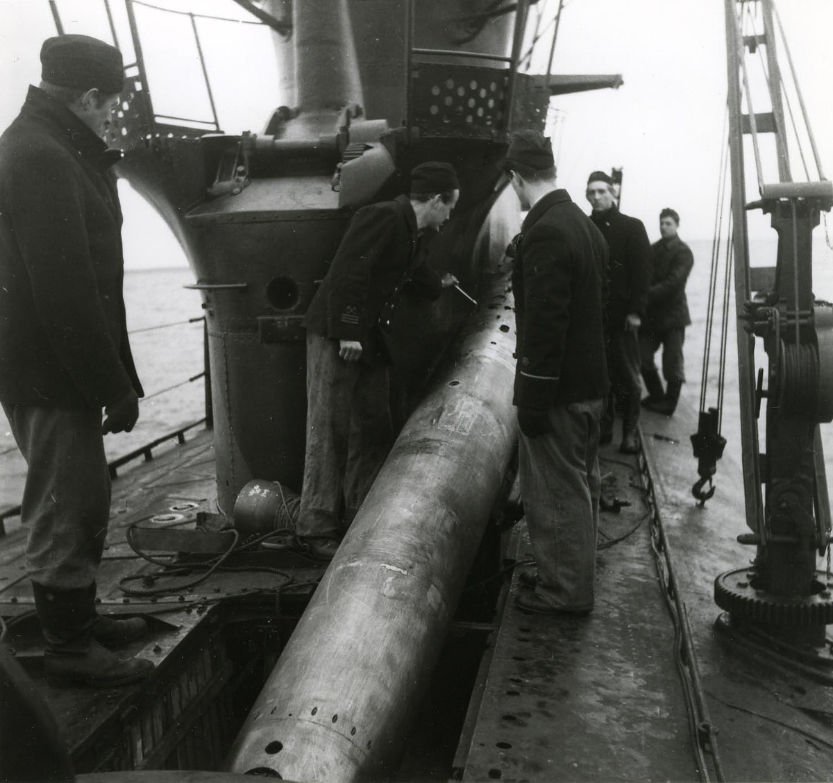 Torpedbärgning ombord på ubåten Sjöhästen 1949. Torpeden på däck.