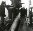 Torpedbärgning ombord på ubåten Sjöhästen 1949. Torpeden på däck.