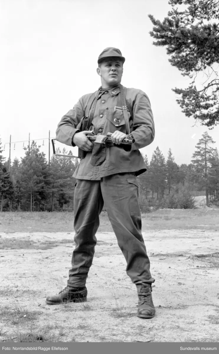 Sundsvallsbrottaren Pelle Svensson som militär på Lv5 i Sundsvall. Fotograferat för Expressen.