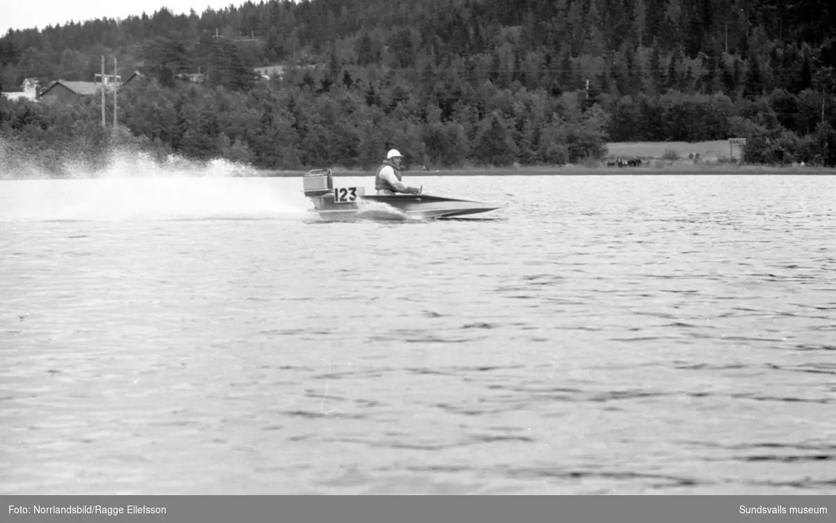 Båtracingtävlingar på Bergsåkerssjön drog storpublik sommaren 1960.