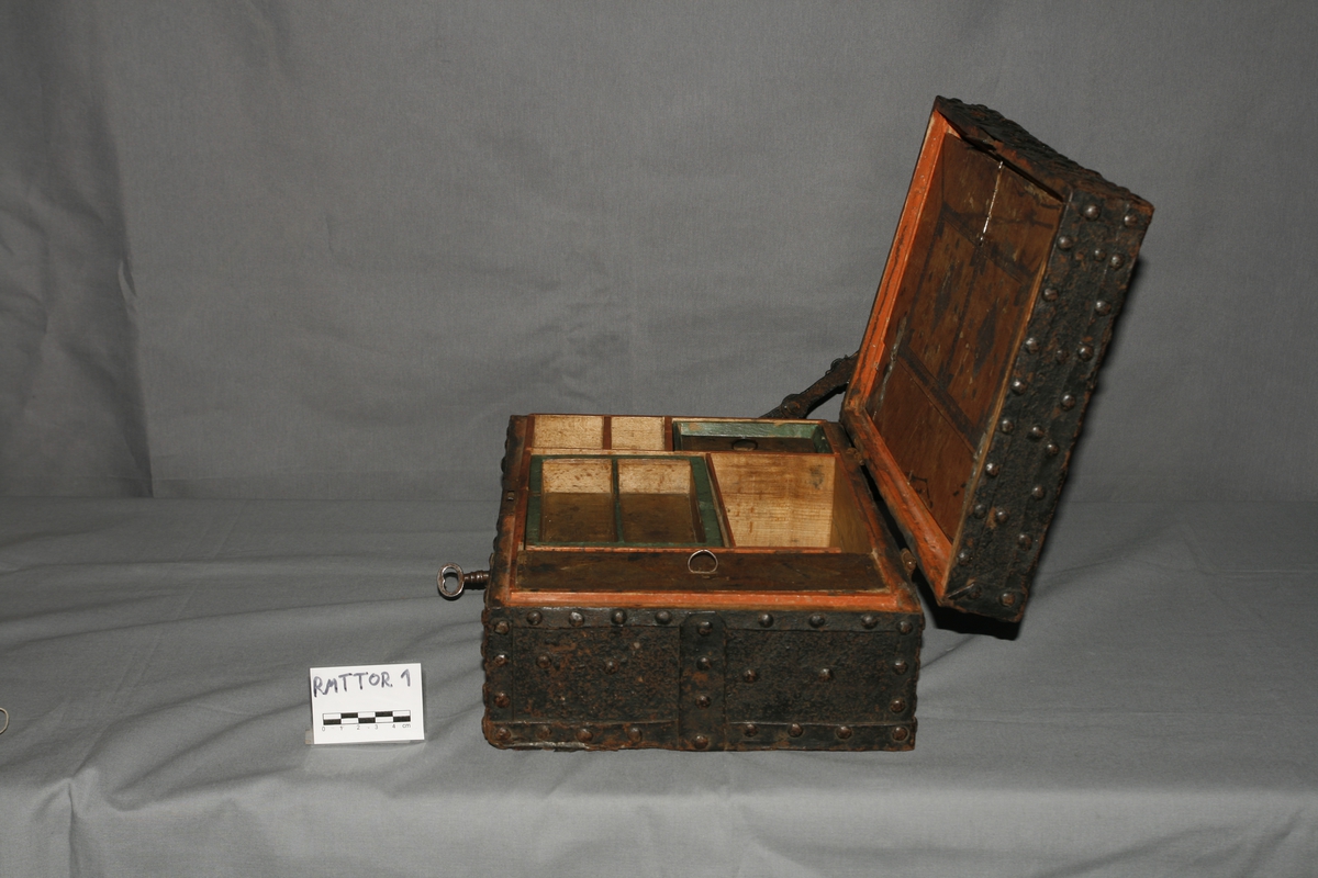 Kiste som inneholder flere smårom.