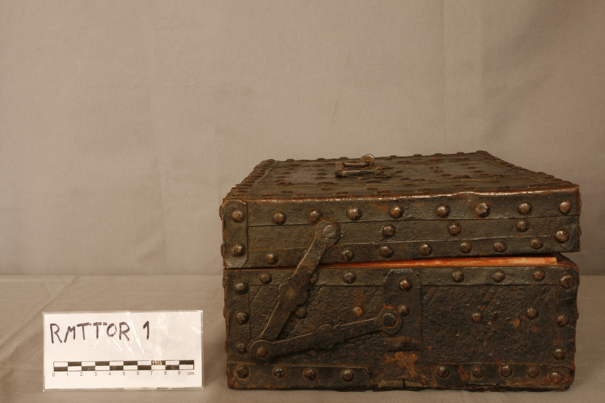 Kiste som inneholder flere smårom.
