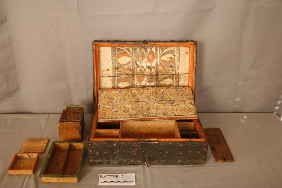 Kiste som inneholder flere smårom.