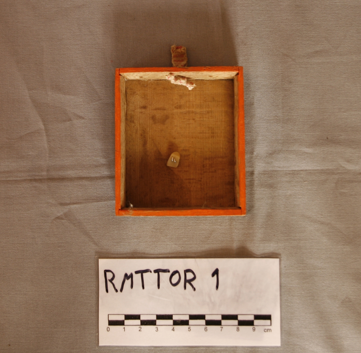 Kiste som inneholder flere smårom.