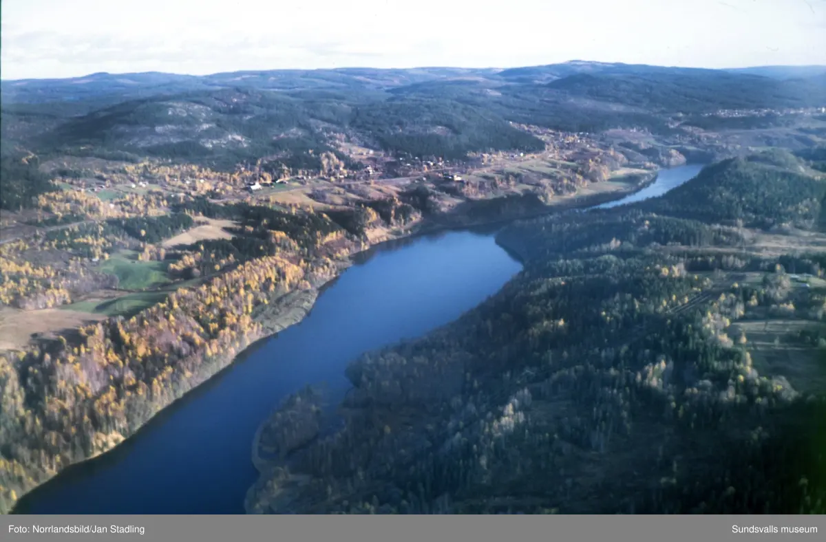 Flygfoton över Indalsälvens dalgång från Järkvissle ner till Bergeforsen. Bilder över byarna Järkvissle, Sillre, Dacke, Liden, Flygge, Sunnås, Baggböle, Indal, Bergeforsen, Sörberge.