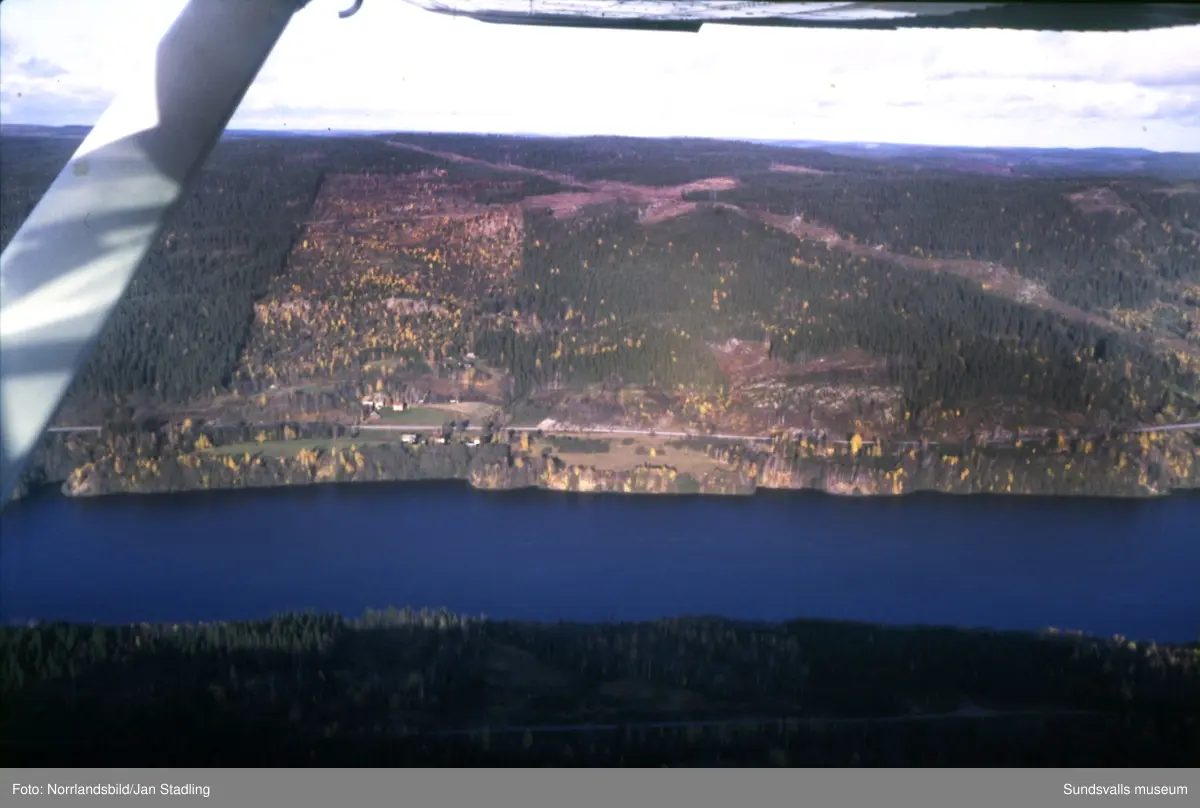 Flygfoton över Indalsälvens dalgång från Järkvissle ner till Bergeforsen. Bilder över byarna Järkvissle, Sillre, Dacke, Liden, Flygge, Sunnås, Baggböle, Indal, Bergeforsen, Sörberge.