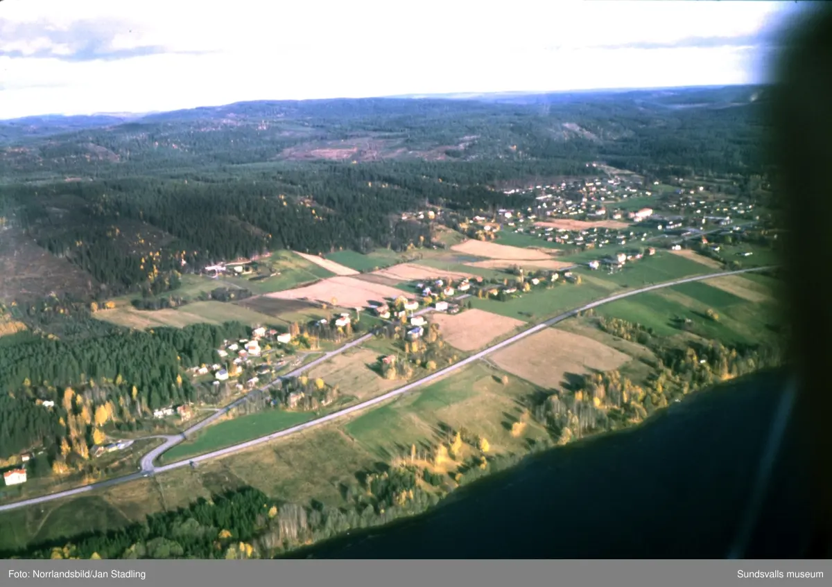 Flygfoton över Indalsälvens dalgång från Järkvissle ner till Bergeforsen. Bilder över byarna Järkvissle, Sillre, Dacke, Liden, Flygge, Sunnås, Baggböle, Indal, Bergeforsen, Sörberge.