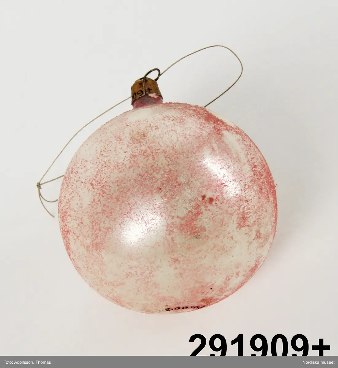 Huvudliggare:
"Julgransprydnad, glaskulor, 12 st; olika färger, en del folierade, nötta; upphängningshylsor; Diam ca 5 cm; förvaras i ask, indelad i 12 fack; mått 28 x 21,5 x 7 cm."

En av de 12 glaskulorna - en rund tvåfärgad rödvit rutig- är i 9 bitar.
2006-02-20 LEKÄ