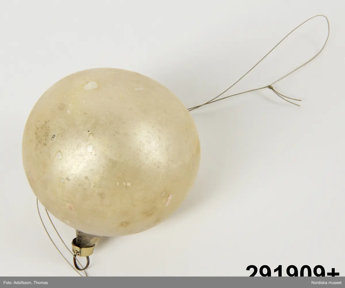 Huvudliggare:
"Julgransprydnad, glaskulor, 12 st; olika färger, en del folierade, nötta; upphängningshylsor; Diam ca 5 cm; förvaras i ask, indelad i 12 fack; mått 28 x 21,5 x 7 cm."

En av de 12 glaskulorna - en rund tvåfärgad rödvit rutig- är i 9 bitar.
2006-02-20 LEKÄ